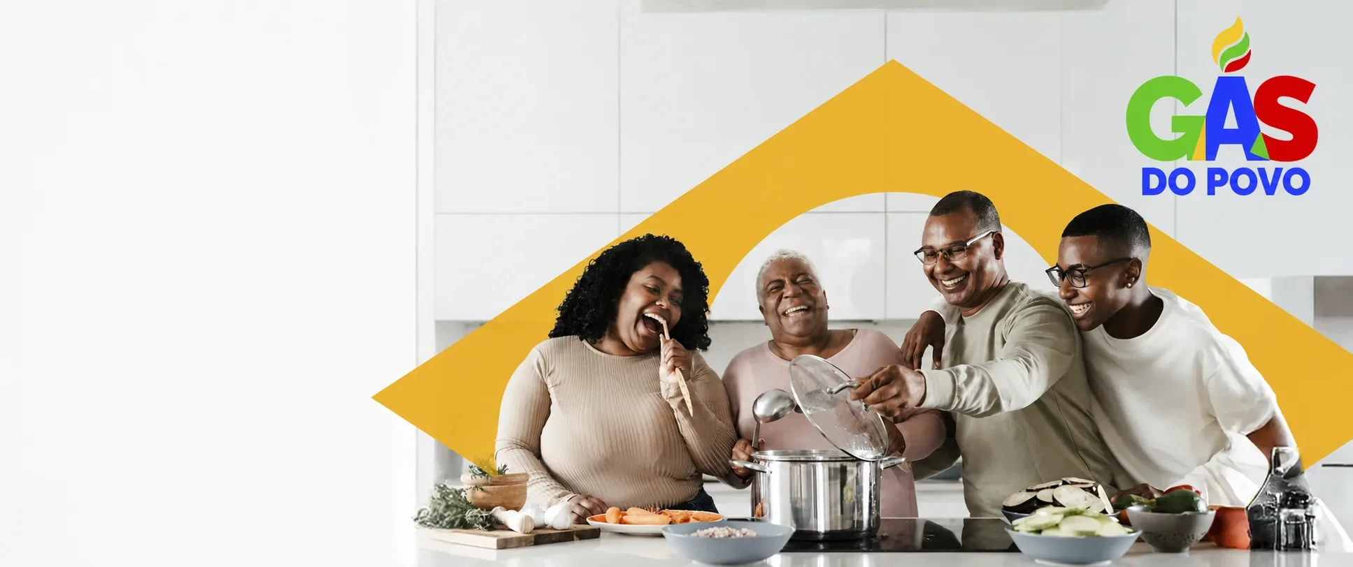 Família cozinhando junto, com o logo do programa Gás do Povo